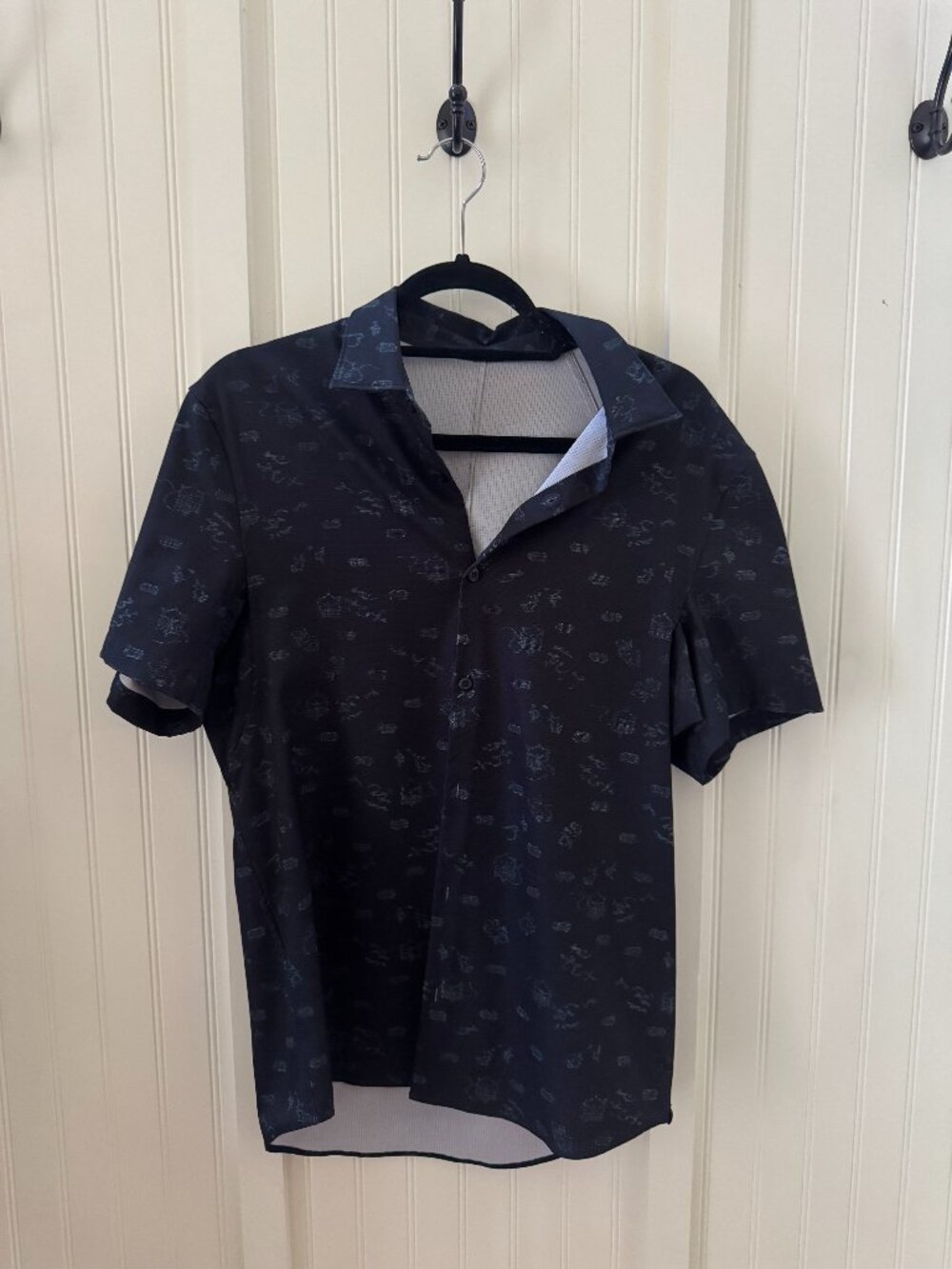 lululemon Men’s Medium Navy Patterned Short Sleeve Shirt